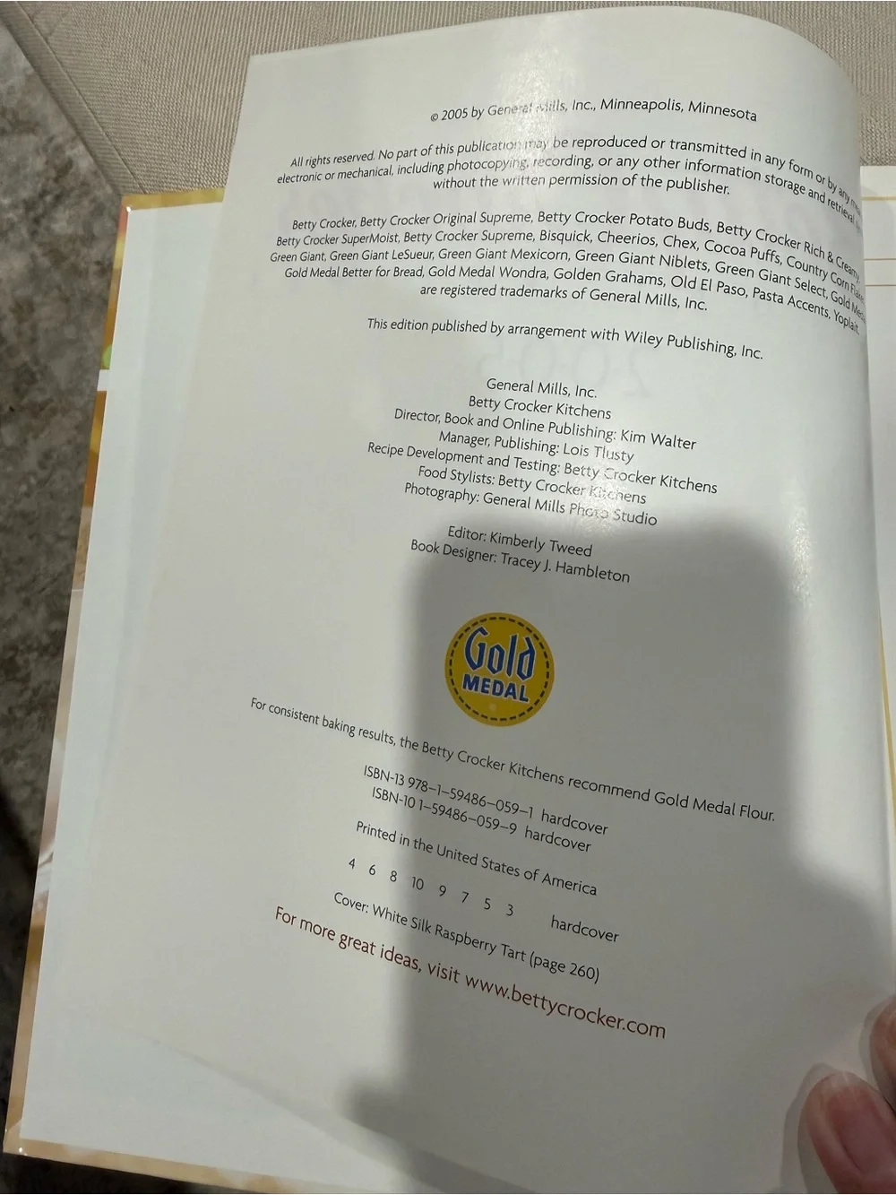 Betty Crocker 2005 Annual Recipes Cookbook - Yellow & Red Cover